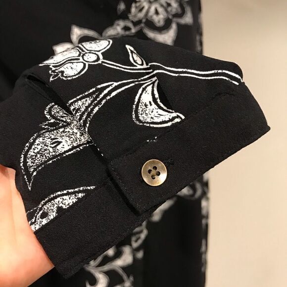 MAKE AN OFFER ;) Floral long sleeve button down midi dress - Picture 3 of 11